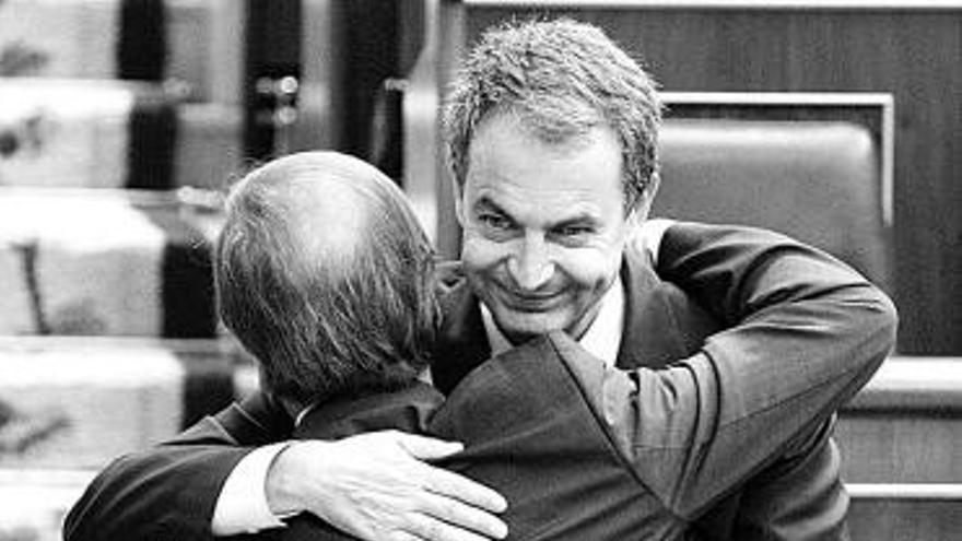 El abrazo de Zapatero y José Antonio Alonso, ayer, en el Congreso.