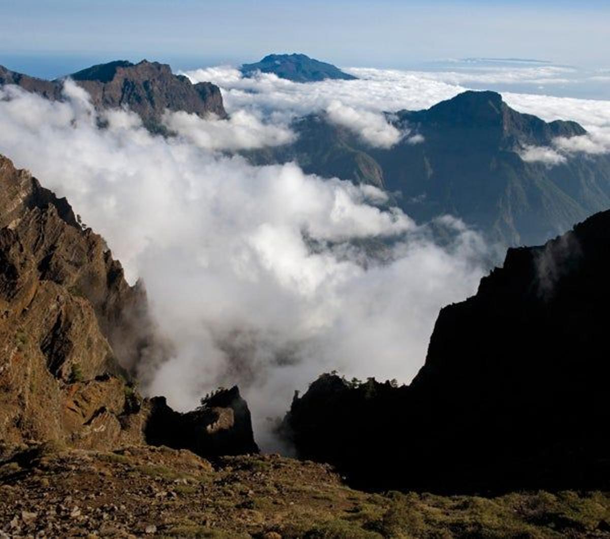 El Parque Nacional de la Caldera de Taburiente está dominado por un circo de cumbres volcánicas qu