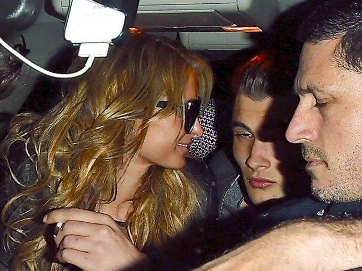 Paris Hilton, con sus gafas de sol, muy bien acompañada en el coche