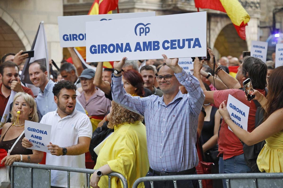 Les imatges de la manifestació i contramanifestació per l'entrada d'immigrants a Ceuta Les imatges de la manifestació i contramanifestació per l'entrada d'immigrants a Ceuta