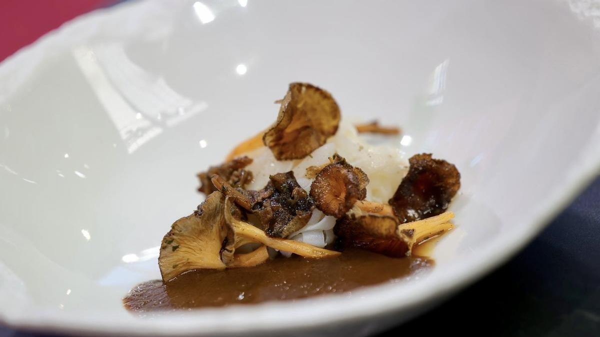 La 'sosenga' de calamar con salsa de setas, plato que combina recetas medievales preparado por Marc Pérez (chef de La Sosenga), este martes en el Gastronòmic Fòrum Barcelona.