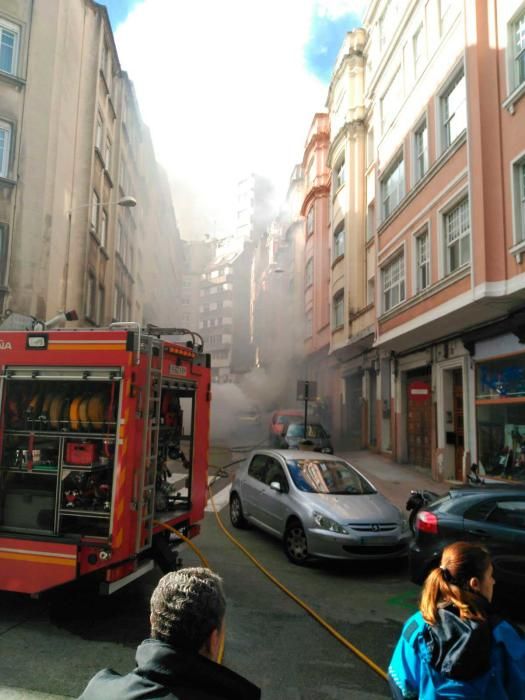 Los bomberos sofocan un vehículo incendiado en Juan Flórez