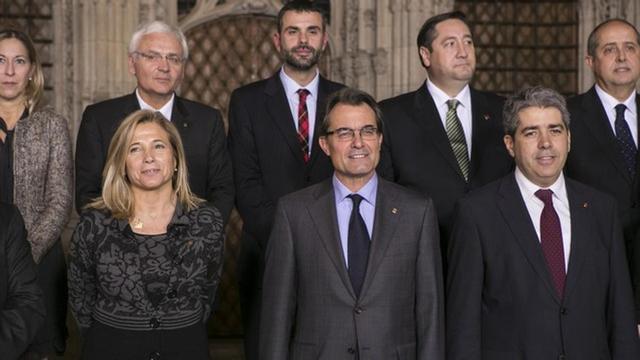 Francesc Homs, a la izquierda de Artur Mas, tras la presentación del nuevo Govern.