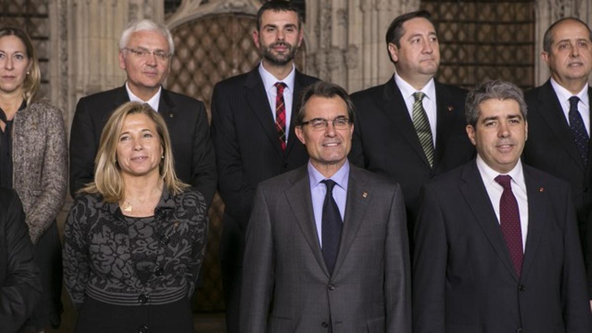 Francesc Homs, a la izquierda de Artur Mas, tras la presentación del nuevo Govern.