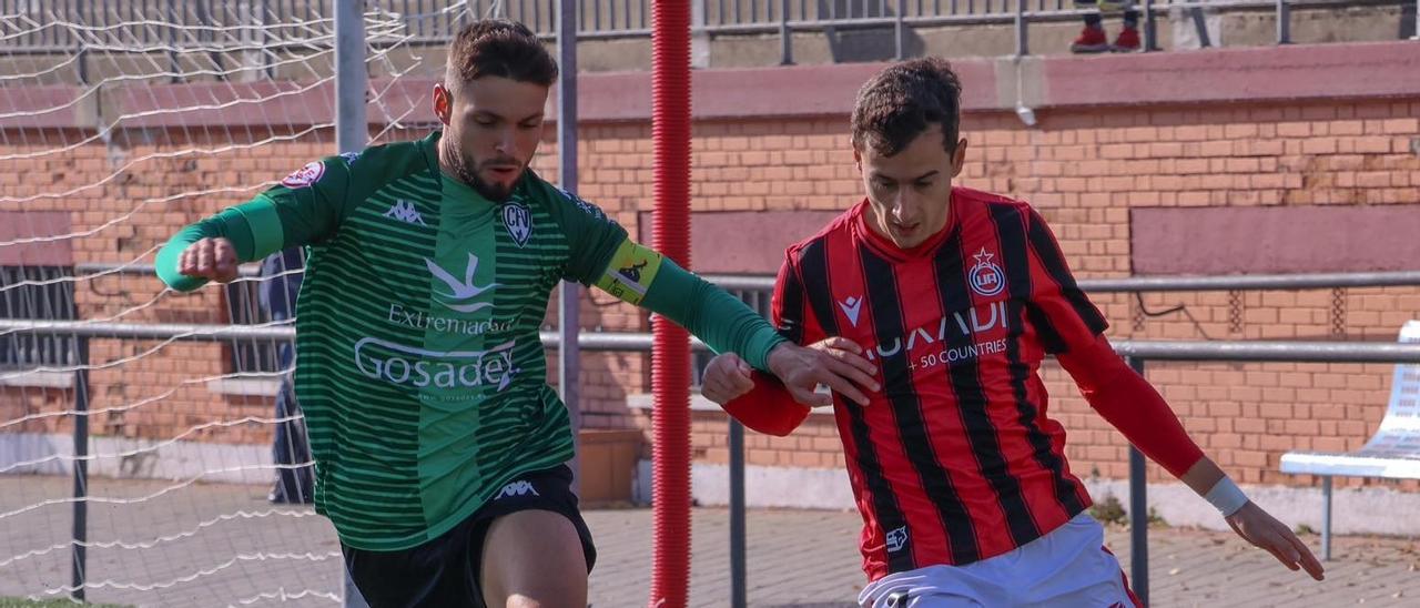 Samu Hurtado pugna por el balón con un jugador del Unión Adarve.