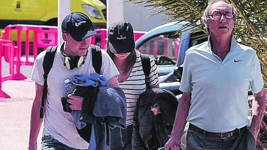 Turistas dejan el hotel de Adeje que sufrió el primer brote del virus.