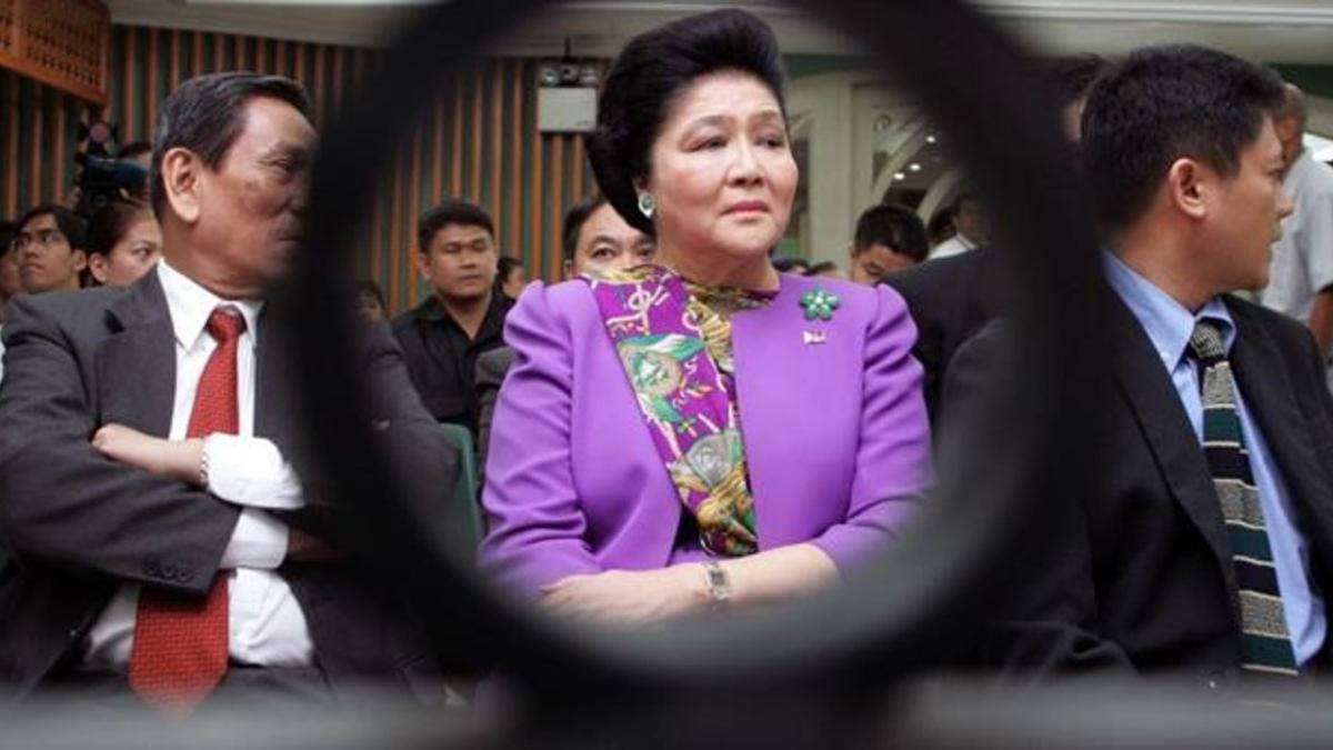 zentauroepp5254611 former philippine first lady imelda marcos  center  sits wit200528195101