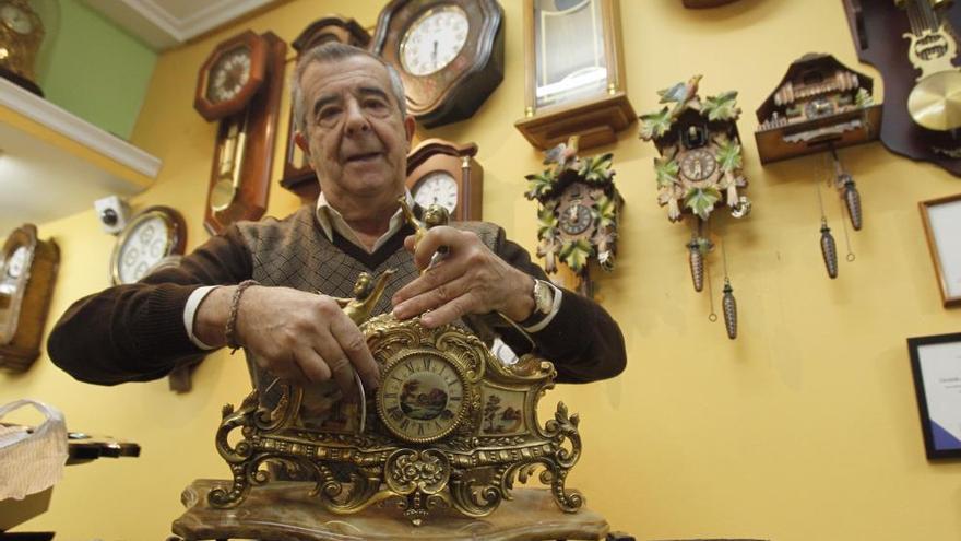 El último cirujano de relojes mecánicos antiguos