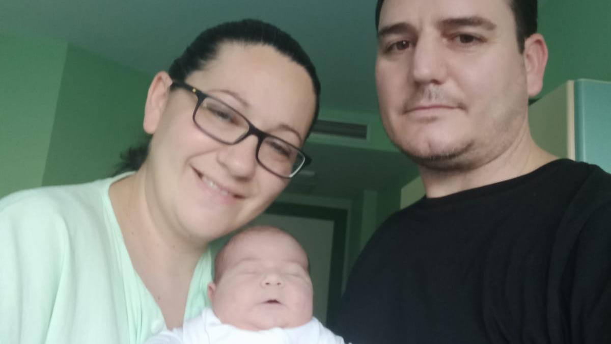 Beatriz y Jorge, con su hija Iria, el primer bebé del 2022 en Plasencia