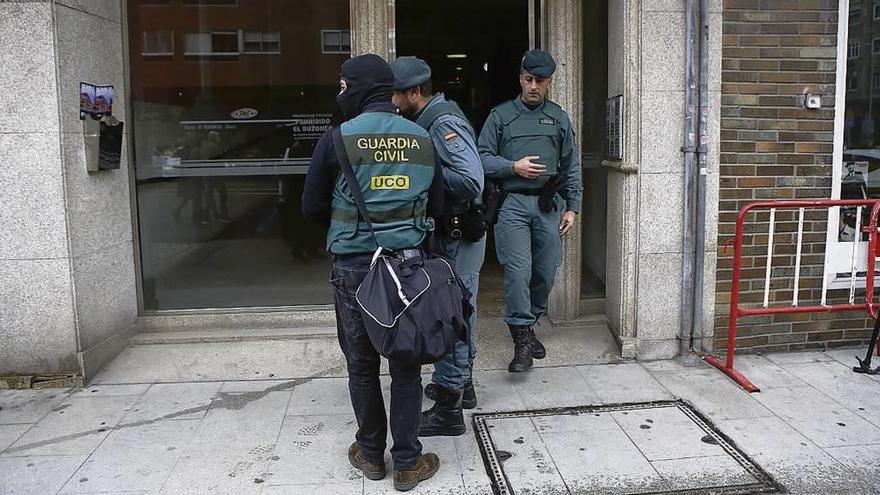 Varios agentes frente a un edificio en el que hubo registros.