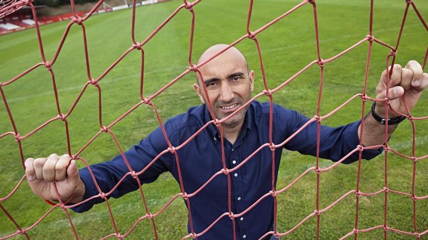 Abelardo, sonriente, posa tras las redes del campo Pepe Ortiz, en Mareo.