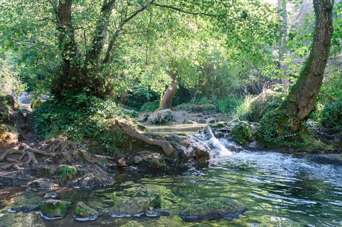 Así es el salto de agua de Sevilla repleto de cascadas y pozas, ideal para refrescarse este fin de semana