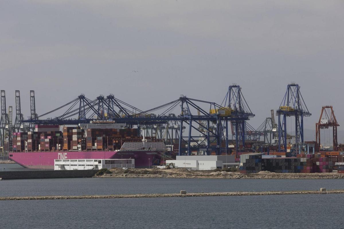 Contenedores en el puerto de València, en una imagen de archivo.