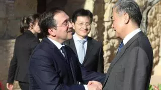 Crónica de ambiente | El Alcázar de Córdoba se engalana para recibir al ministro chino de Exteriores