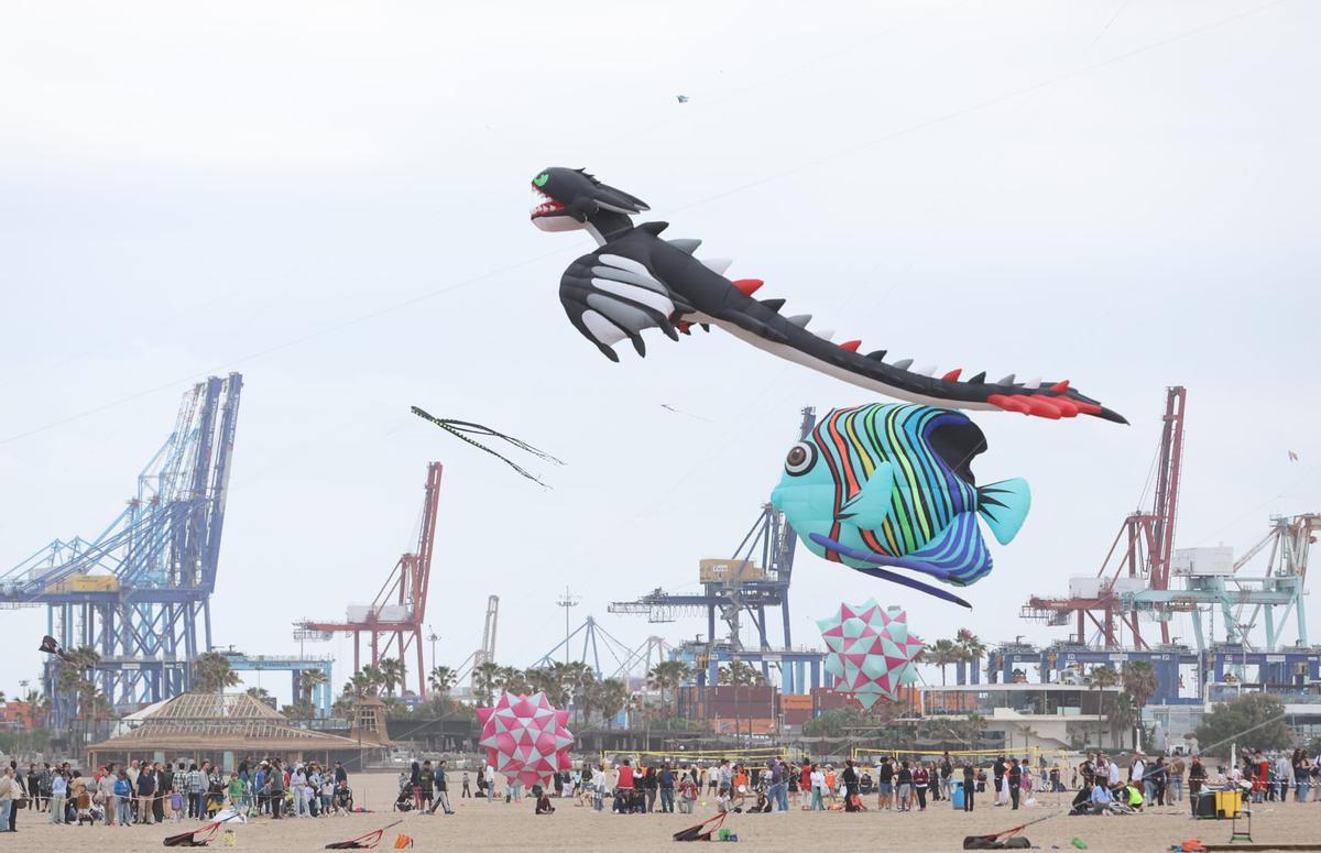El Festival de Cometas llena de color la playa del Cabanyal de València