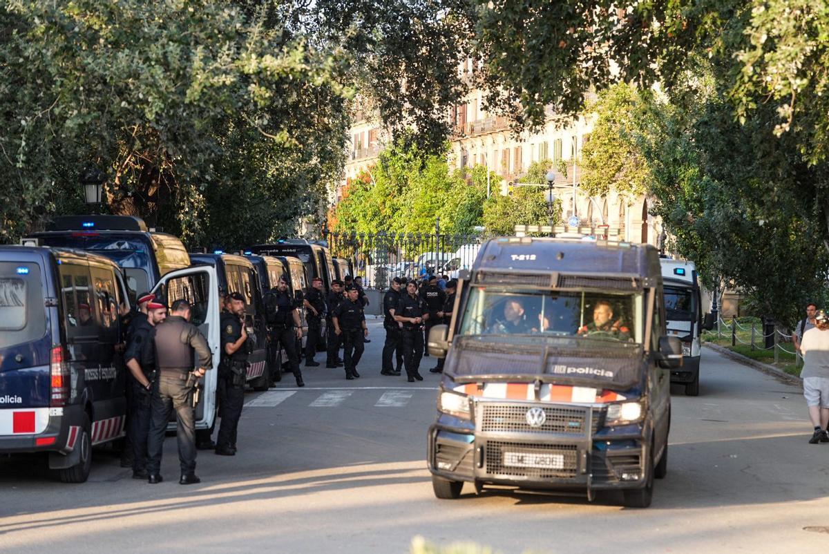 Los Mossos blindan el Parlament a la espera de Puigdemont