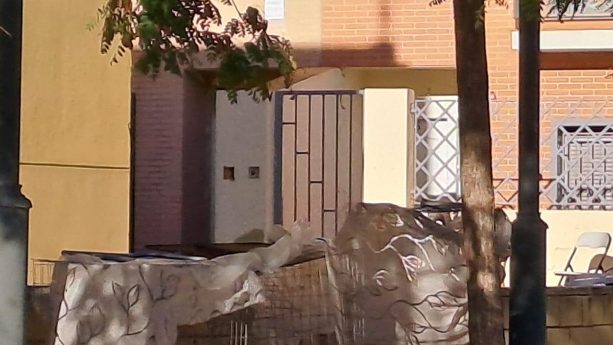 Jaulas donde había gallinas en plena calle en Massamagrell