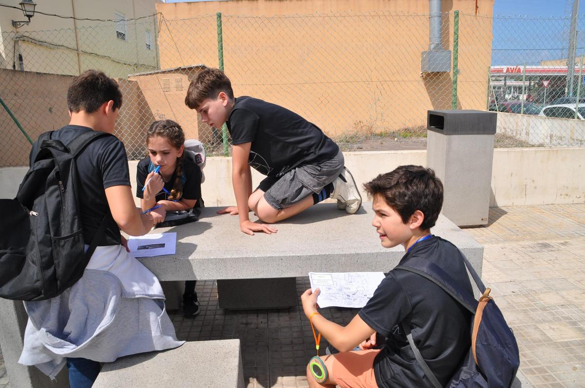 Resolent en grup un problema a l’IES Nº 1 de Canet d’en Berenguer en la final provincial de València 2025.