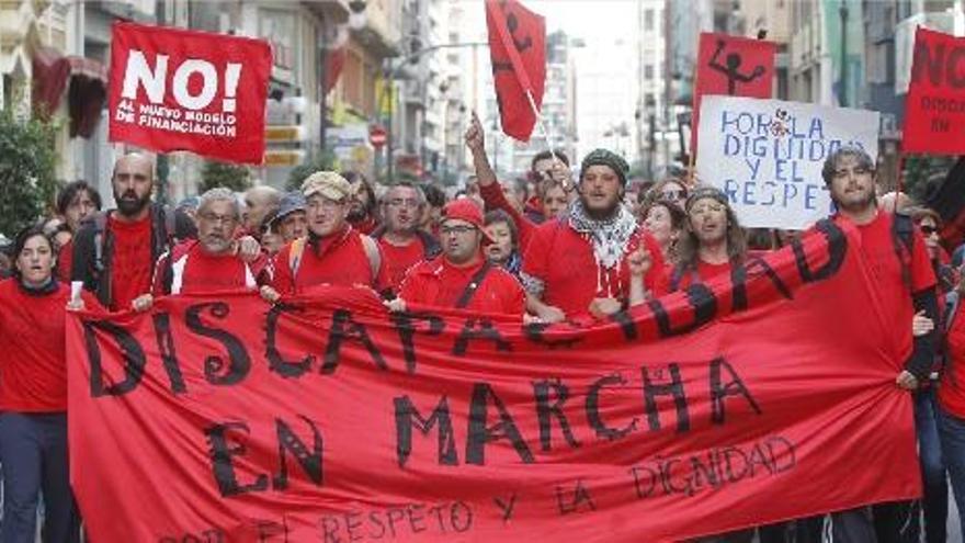 Varios miles de personas participaron en la última etapa de la Marcha de la Dependencia que ayer llegó a Valencia.