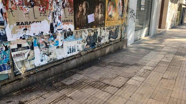 Calle Duquesa Villahermosa. Restos de orines junto a un muro en una de las principales vías de Delicias.