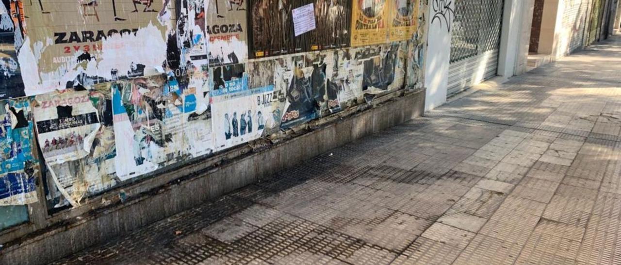 Calle Duquesa Villahermosa. Restos de orines junto a un muro en una de las principales vías de Delicias.