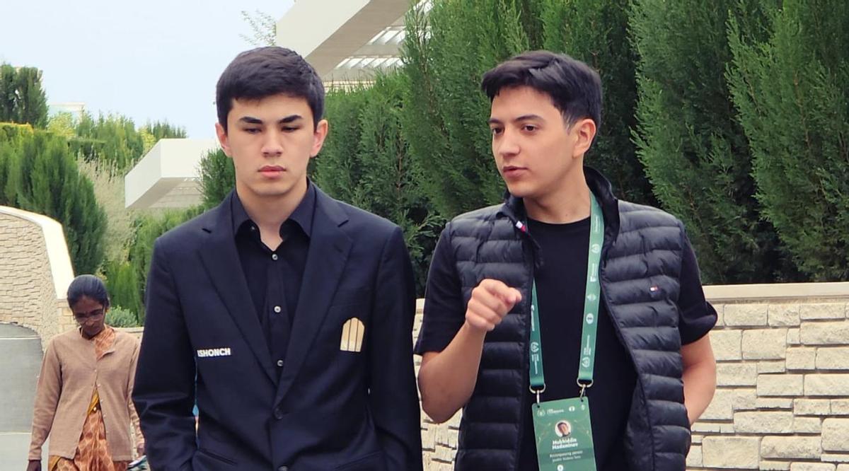 Sindarov, a la izquierda, con su asesor y amigo Mukhiddin Madaminov antes de un partida del Candidatos 2026