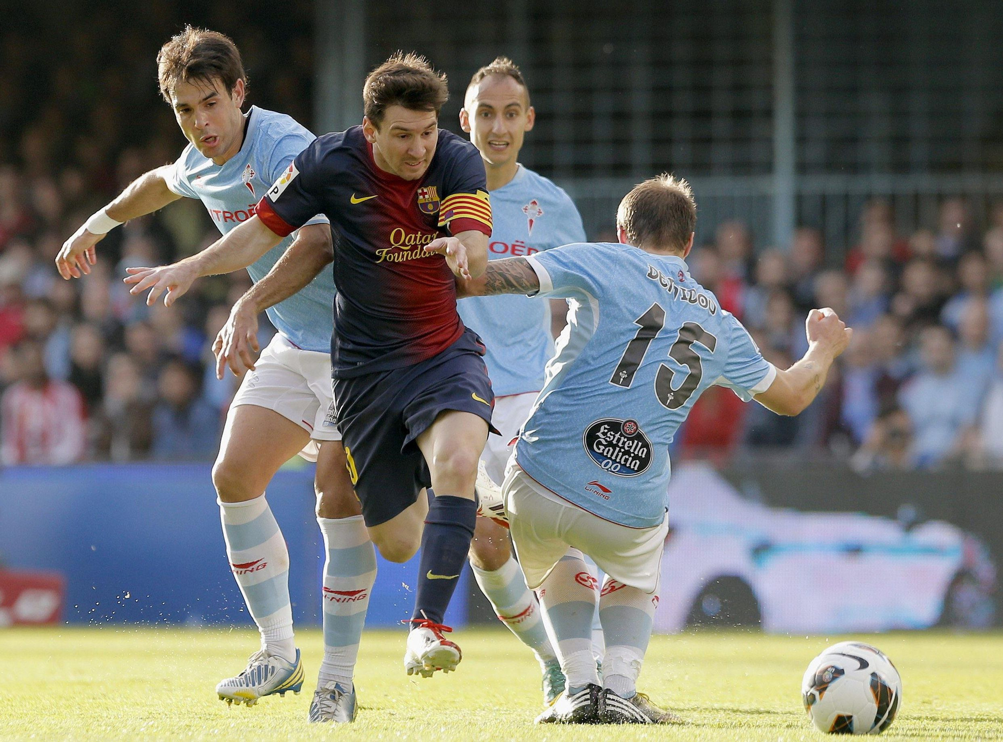 Messi conduce el balón ante varios oponentes del Celta en Balaídos.