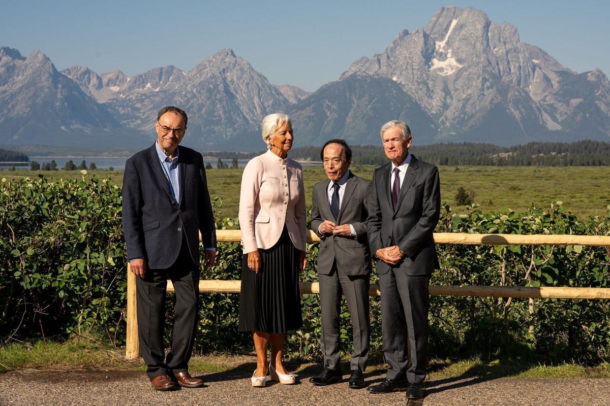 Jerome Powell, presidente de la Reserva Federal (derecho),Kazuo Ueda, gobernador del Banco de Japón (BOJ), Christine Lagarde, la presidenta del BCE y Andrew Bailey, gobernador del Banco de Inglaterra en el simposio de Jackson Hole.