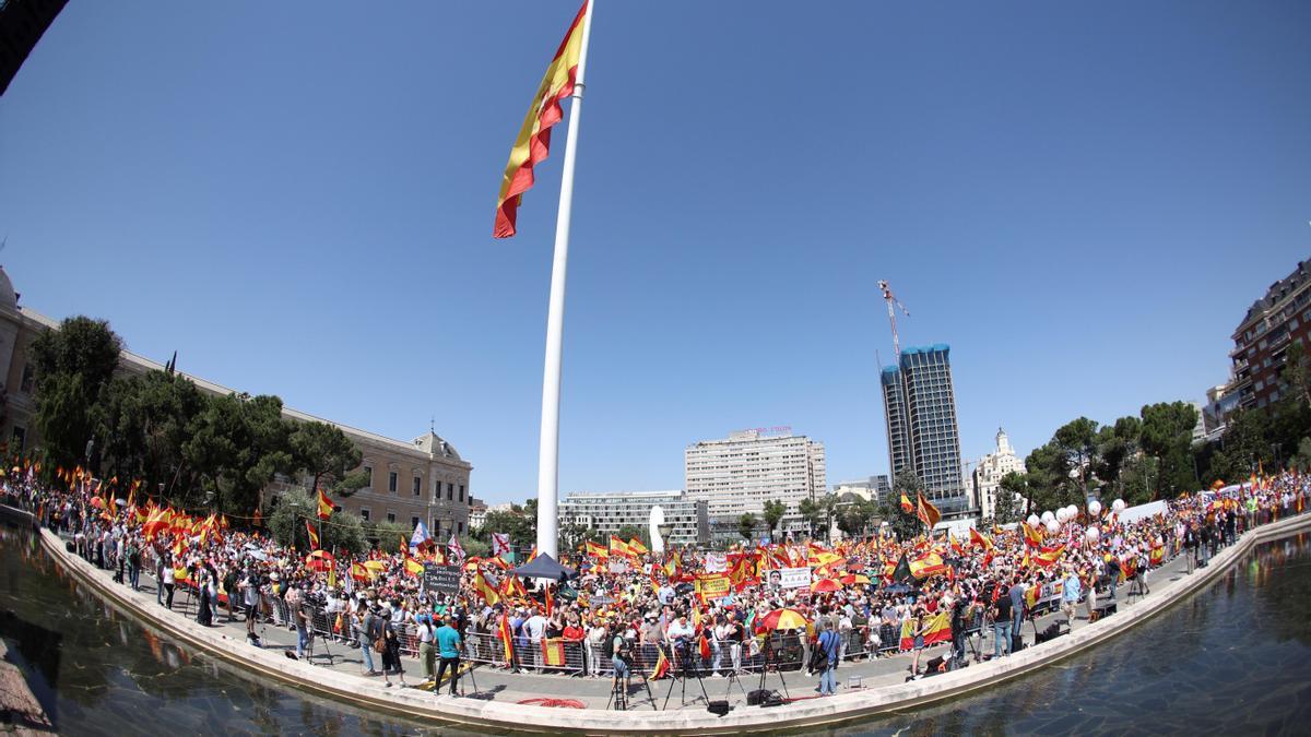 Miles de manifestantes claman contra los indultos a los líderes independentistas este 13 de junio de 2021 en la madrileña plaza de Colón.