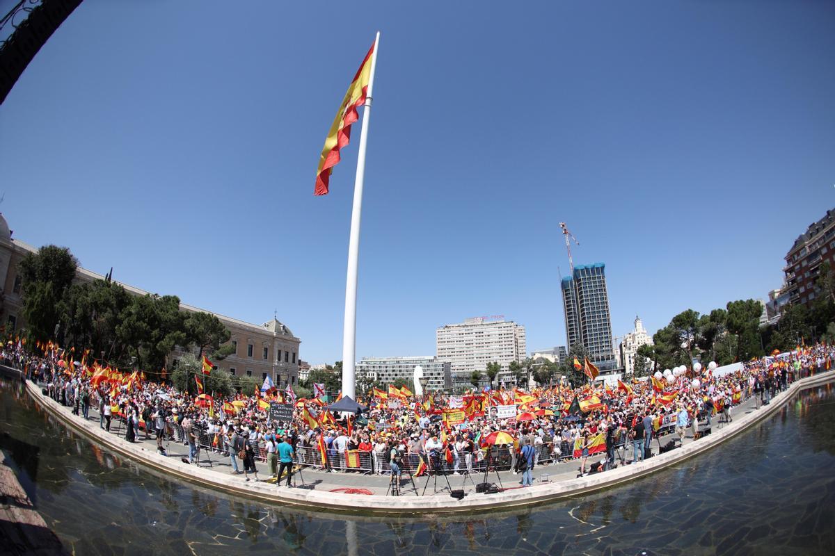 Miles de manifestantes claman contra los indultos a los líderes independentistas este 13 de junio en la madrileña plaza de Colón. 