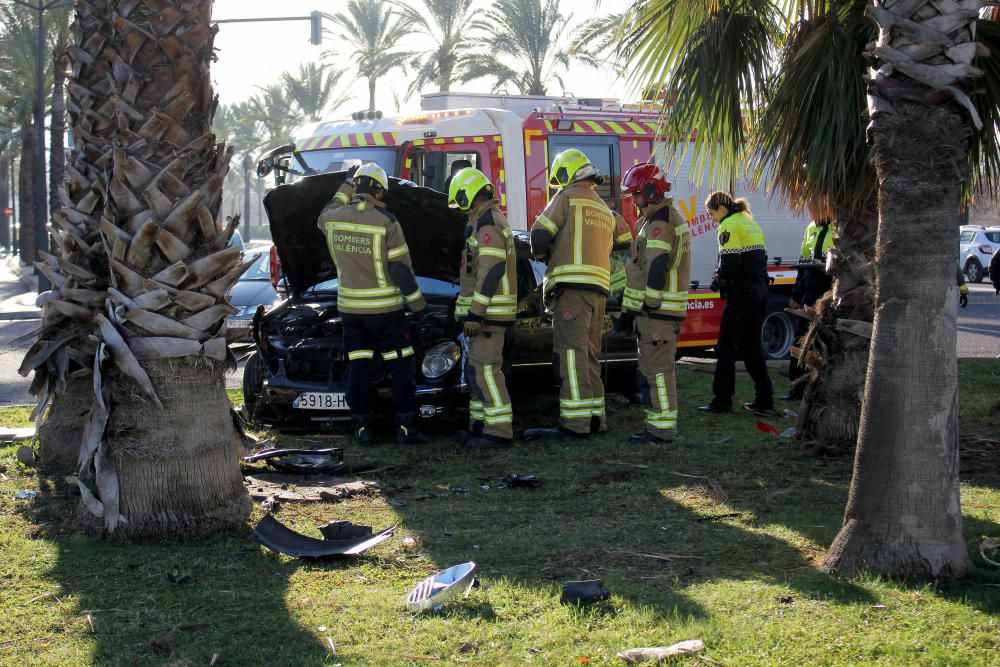 Un coche vuelca en una rotonda del Bulevar Sur de València