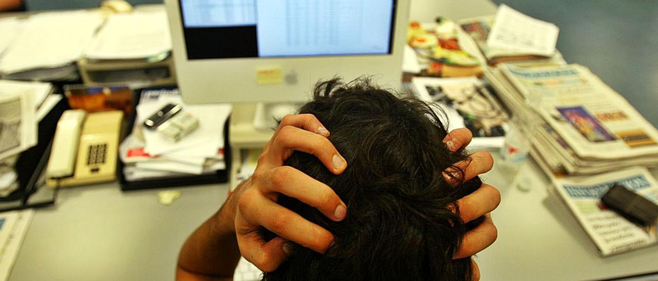 Una persona con un capítulo de estrés en su entorno laboral, en imagen de archivo.