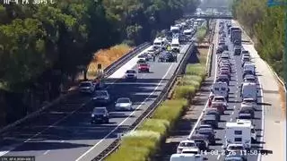 Accidente en la AP-4 en Los Palacios: retenciones en ambos sentidos en plena operación salida