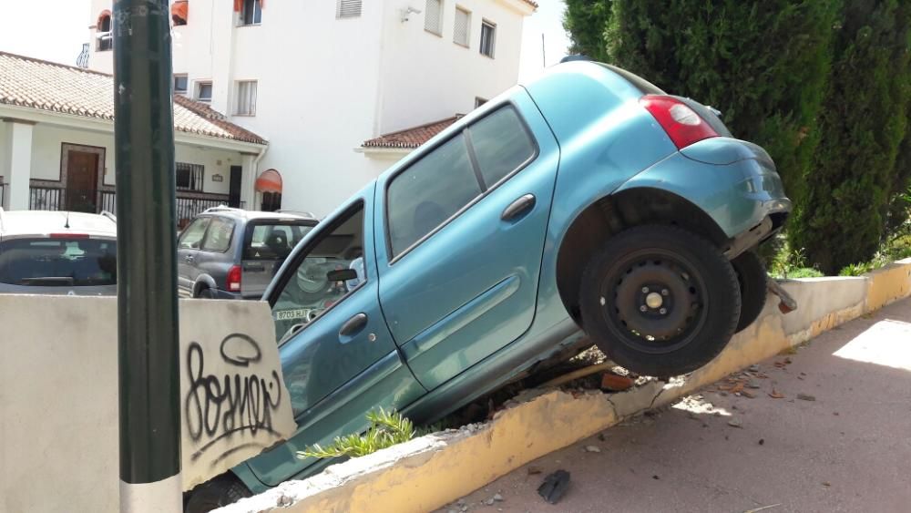 Un coche se empotra en Cerrado de Calderón