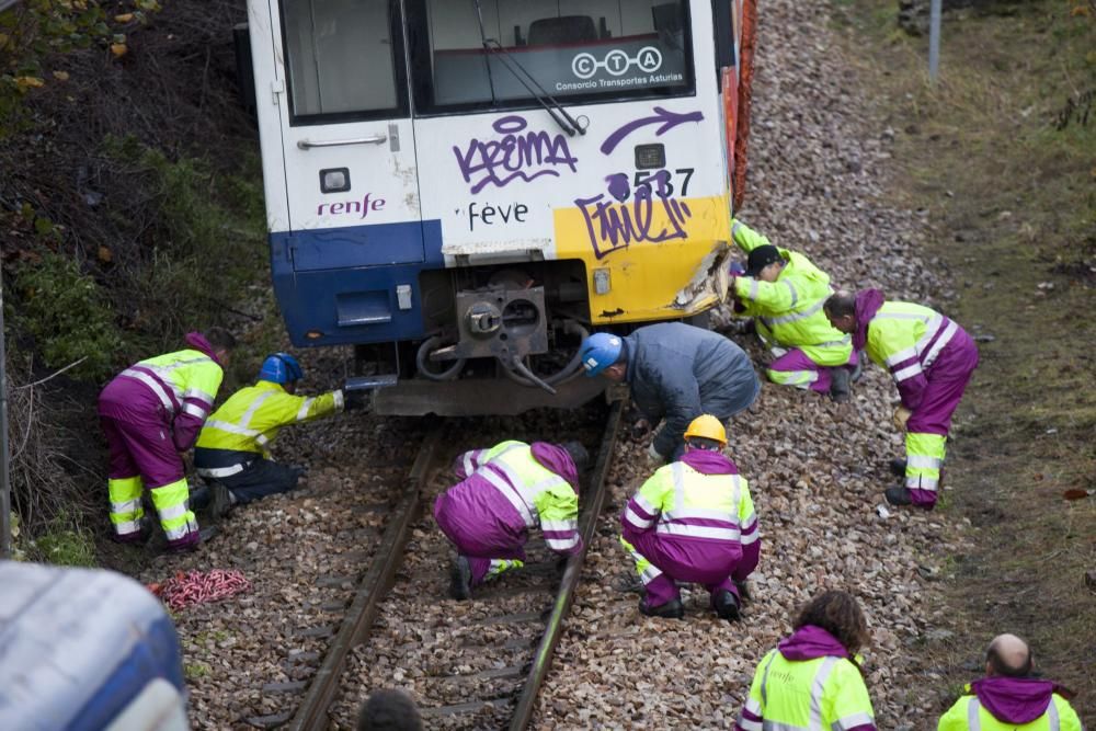 Una grúa trata de encarrilar el tren que se salió de la vía por un argayo en El Entrego