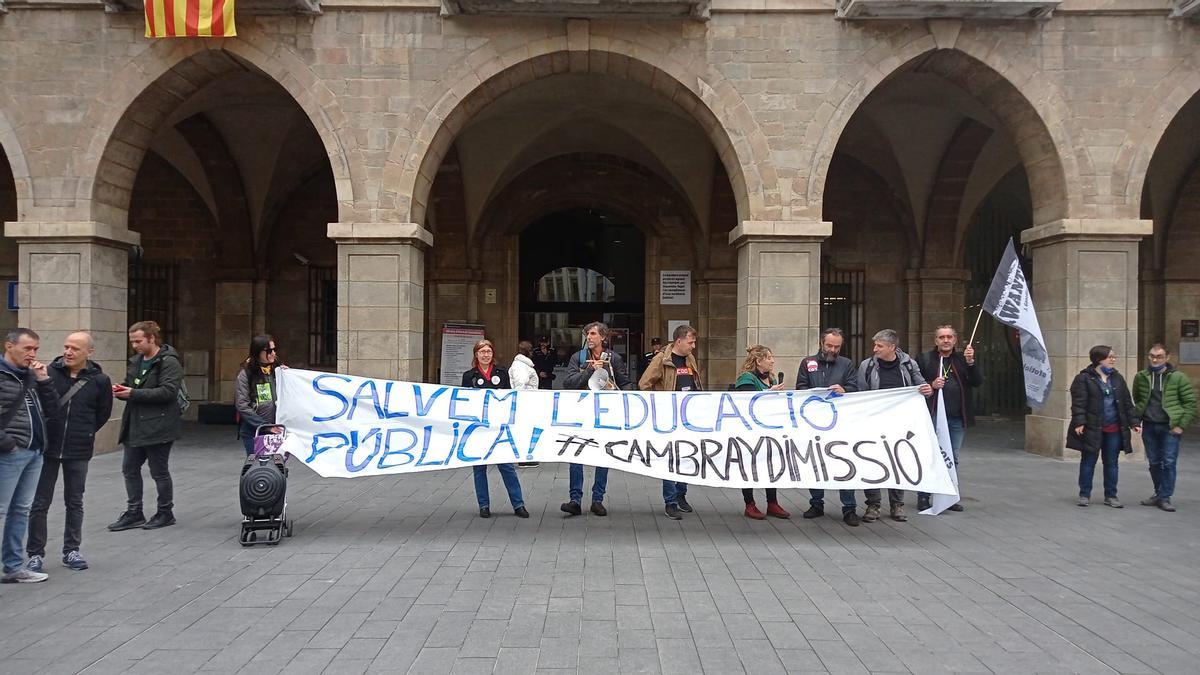 Alguns professors concentrats a la plça de l&#039;Ajuntament de Manresa