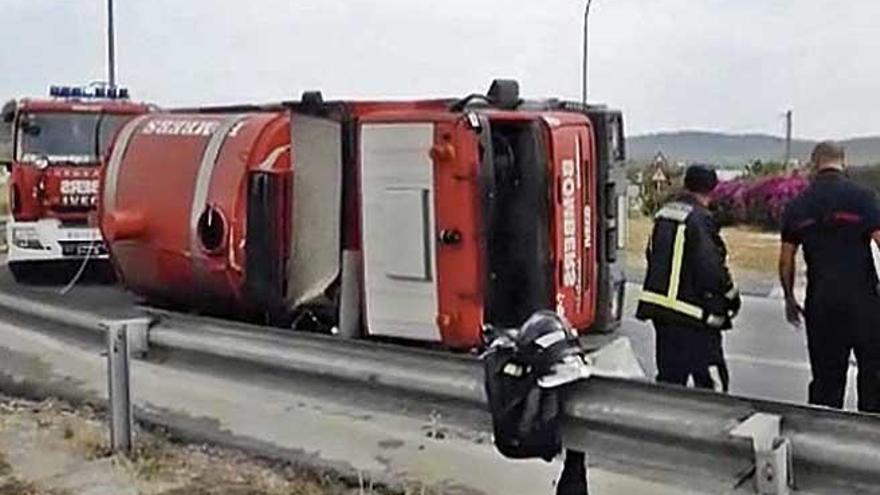 Un camión de bomberos vuelca en Ibiza