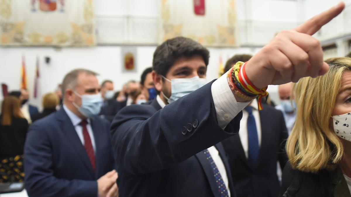 López Miras apuntando con el dedo en la Asamblea Regional.