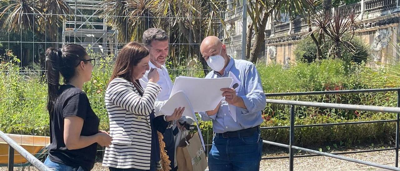 La alcaldesa, con una rehabilitadora, un dueño del pazo de Armuño y Casabella en O Pasatempo.