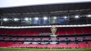 El trofeo de la Champions League sobre el césped de Wembley antes de los entrenamientos oficiales de Real Madrid y Borussia.
