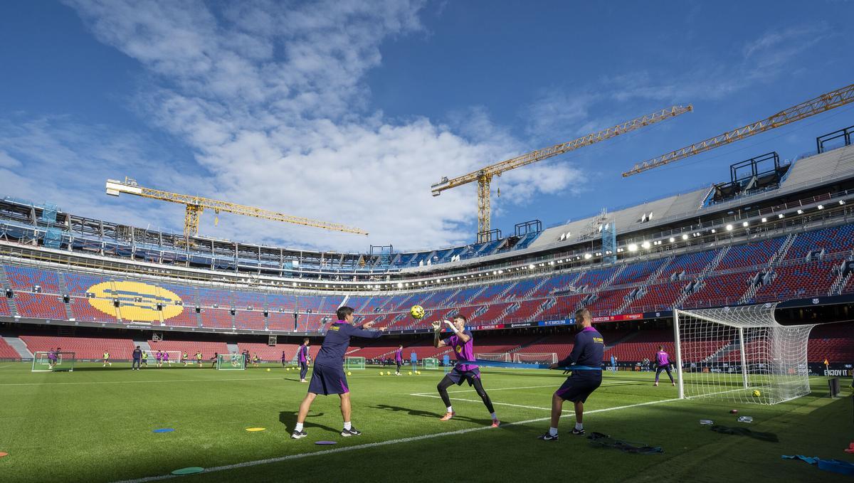 Barcelona. 07.11.2025. Deportes. Público en la tribuna y el gol sur del Spotify Camp Nou durante el primer test con casi 22.000 aficionados en la grada del estadio azulgrana para presenciar el entrenamiento del primer equipo del Barça, Joan García en la foto . Fotografía de Jordi Cotrina