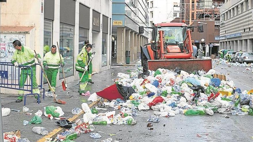 FCC recoge toneladas de basura en el centro