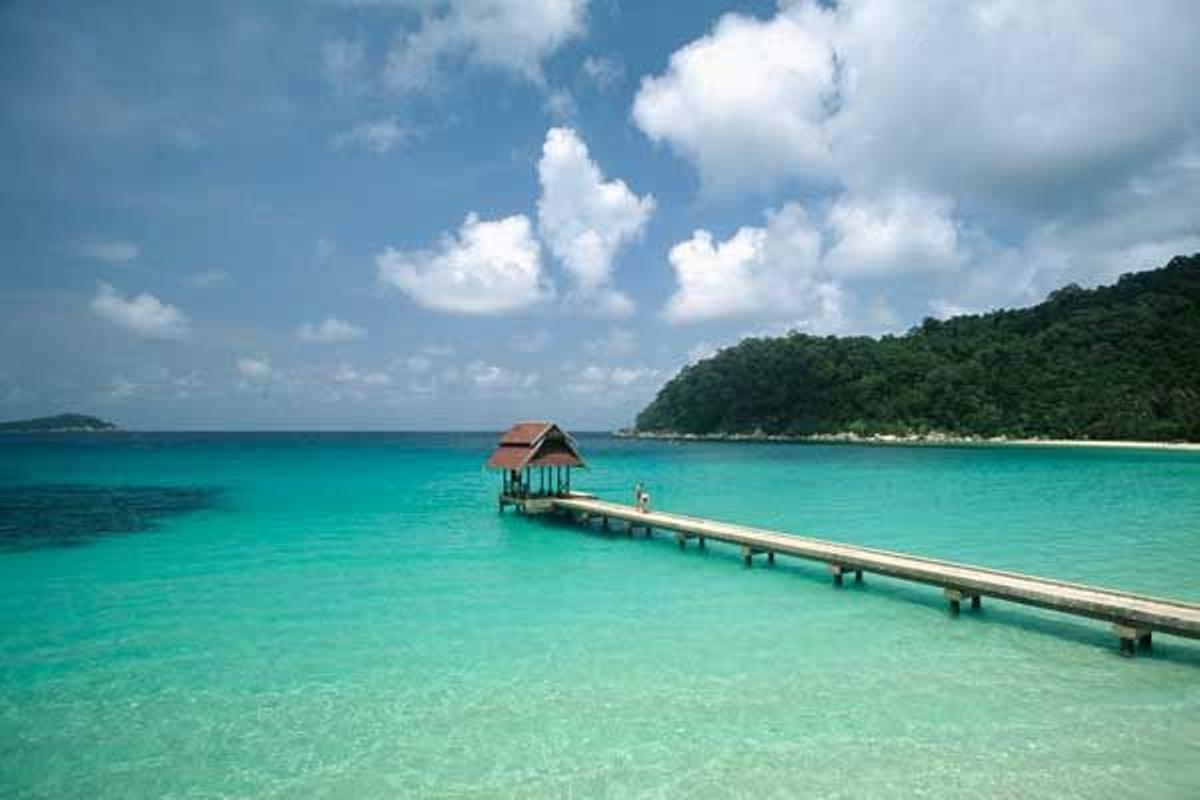 Embarcadero en un la playa de la isla Perhentian Besar en el Parque Natural de de Taman Negara.