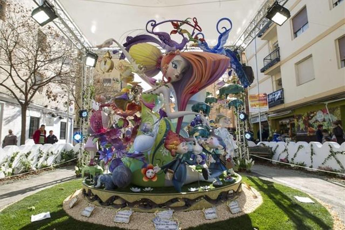 La falla infantil de Duque de Gaeta, Pobla de Farnals, s’ha proclamat, per segon any consecutiu, vencedora en categoria especial amb un monument amb el lema Despertar a la primavera.