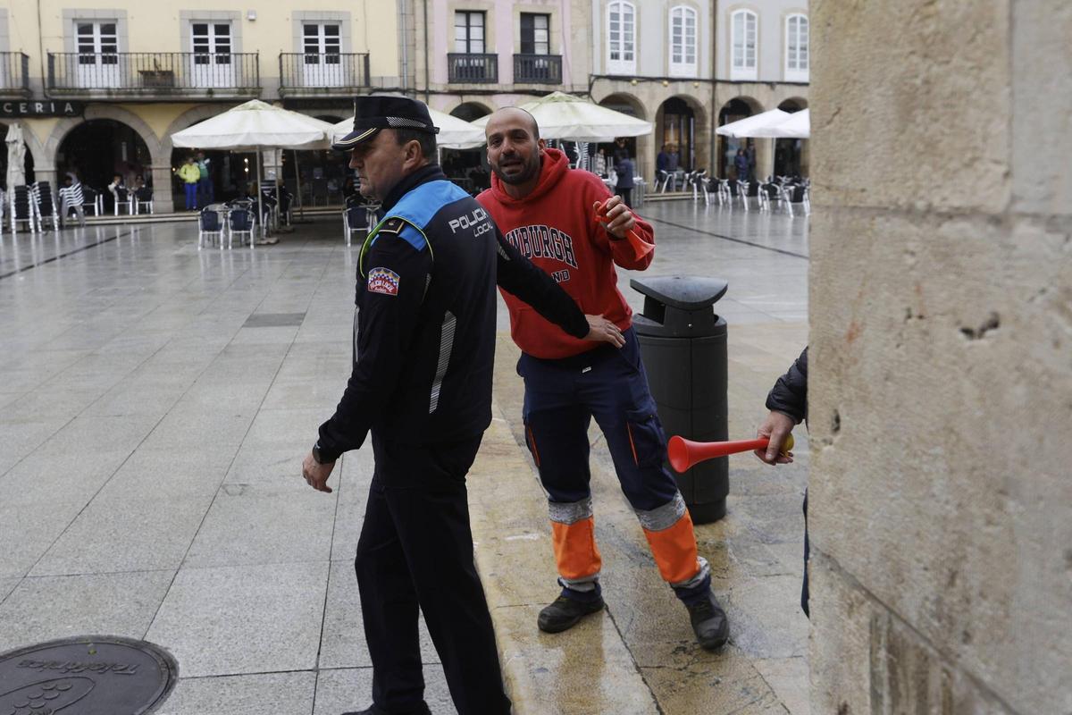 EN IMÁGENES: La alcaldesa de Avilés sufre un escrache en un minuto de silencio por el 11M