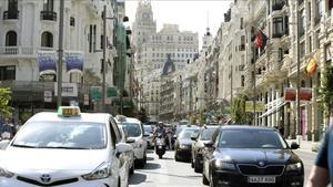 La Gran Vía llena de coches, el viernes por la tarde.