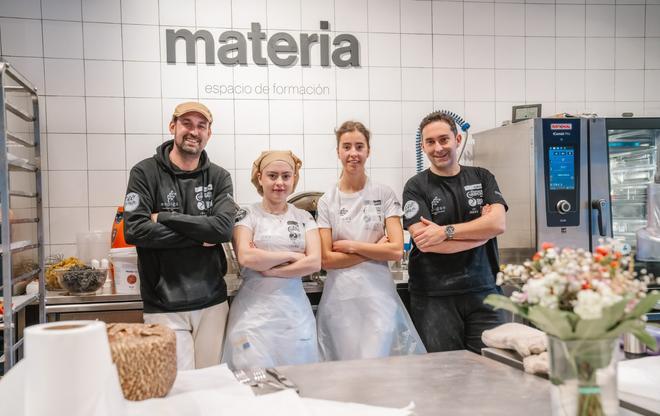 Los integrantes de la Selección Española de Panadería Artesana. De izq. a der.: Jesús Sánchez, el director creativo, Mónica Rufián e Isabel García, las dos jóvenes promesas, y José Roldán, el seleccionador nacional.