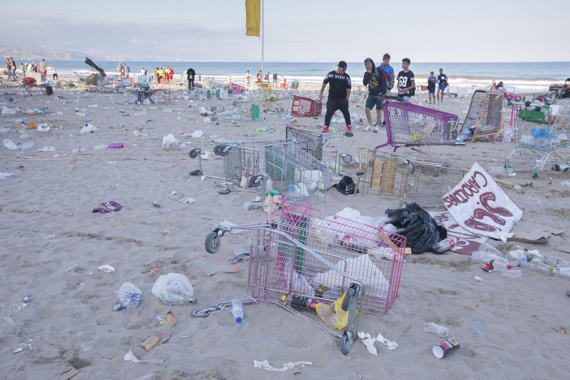 Así eran los Botellones el día de Santa Faz en la Playa de San Juan antes de las restricciones de seguridad