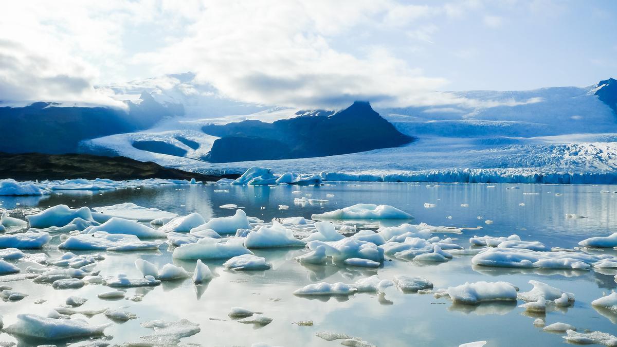 El hielo llena la laguna en la base de este enorme glaciar entre volcanes en Jökulsárlón, Islandia.