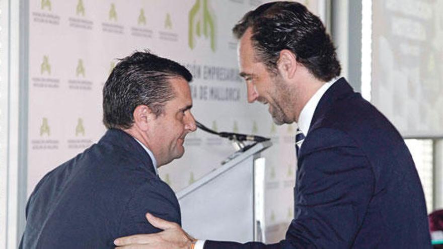 Aurelio Vázquez saluda a José Ramon Bauzá en las jornadas de la Federación Hotelera.